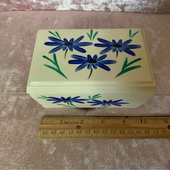 👗Painted White Ceramic Knick-Knack Box with Forget-Me-Not Flowers - Picture 5 of 11